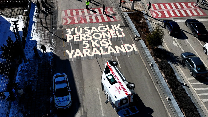 Karaman'da ki kaza da 3'ü sağlık görevlisi 5 kişi yaralandı.