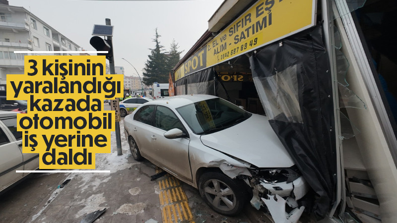 3 kişinin yaralandığı kazada otomobil iş yerine daldı