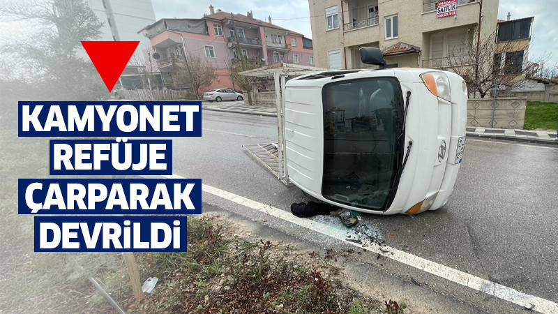 Kamyonet refüje çarparak devrildi: 2 yaralı