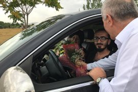 Vali Meral, gurbetçi vatandaşları çiçeklerle karşıladı