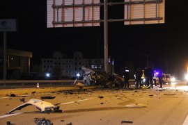 Karaman’da otomobil yön levhasına ok gibi saplandı: 1 ağır yaralı