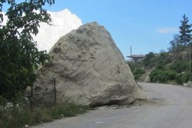 Karaman’da dev kaya parçası köy yoluna düştü
