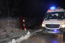 Karaman’da muz yüklü kamyon devrildi: 1 yaralı