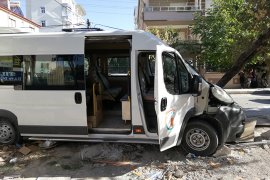 Karaman’da okul servisi ile otomobil çarpıştı: 4 yaralı