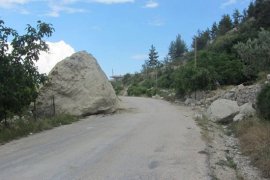 Karaman’da dev kaya parçası köy yoluna düştü