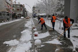 Belediye Ekipleri Kar Mesaisini Sürdürüyor