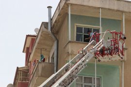 İki çocuğuyla balkonda mahsur kalan Afgan uyruklu kadını itfaiye kurtardı