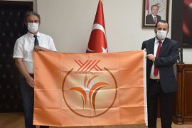 Rektör Akgül, Bayrakları Sahiplerine Teslim Etti