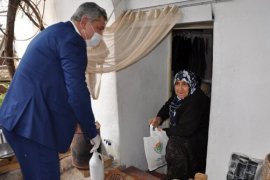 Başkan Zorlu 65 Yaş Üstü Vatandaşlara Temizlik Malzemesi Dağıttı