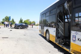 Lüks otomobil, belediye otobüsüne çarptı: 2 yaralı