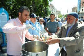 Karaman Belediyesi Vatandaşlara Aşure Dağıttı