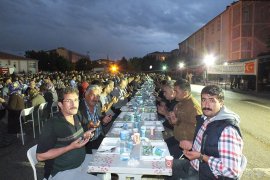 Ayrancı’da yağmura aldırmayan 2 bin kişi aynı anda iftar açtı