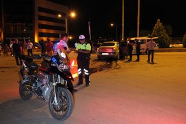Otomobil, Sivil Polis Aracına Çarptı: 2 Polis Yaralandı