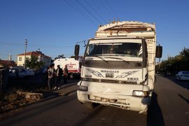 Karaman’da kamyon ile otomobil çarpıştı: 2 yaralı