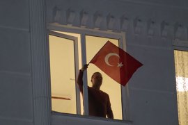 Karantinadaki 154 kişi, pencerelerden İstiklal Marşı'nı okudu