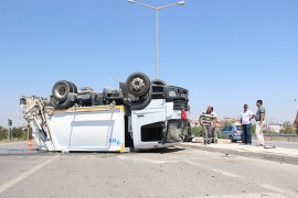 Çöp kamyonu ile otomobilin karıştığı kaza ucuz atlatıldı: 1 yaralı