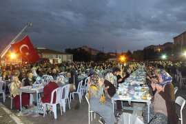 Ayrancı’da yağmura aldırmayan 2 bin kişi aynı anda iftar açtı