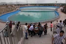 Havuzda çırpınan çocuğu belediye başkanı kurtardı