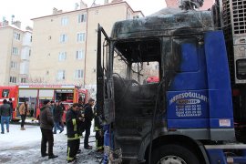 Karaman’da park halindeki tır alev alev yandı