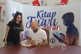 Kahraman Tazeoğlu Kitap Fuarında Karamanlılarla Buluştu