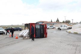 Karaman'da kamyonetler çarpıştı: 2 yaralı