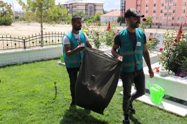 Karaman’da hükümlüler şehitlikleri temizledi