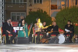 Türkçe Aşkı Vatan Aşkı Özel Sahne Gösterisi Beğeniyle İzlendi