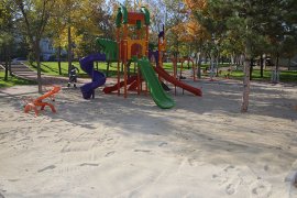 Belediye Oyun Parklarının Zeminine Kum Seriyor
