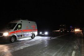 Karaman-Konya yolu devrilen tır nedeniyle ulaşıma kapandı