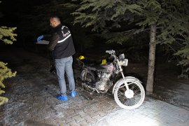 Çalıntı motosiklet parkta yakılmış halde bulundu