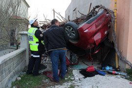 Kontrolden çıkan otomobil garaja çarptı: 4 yaralı