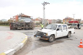 Karaman'da kamyonetler çarpıştı: 2 yaralı