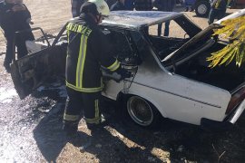 Park halindeki kullanılmayan otomobil yandı