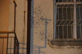 Karaman'da kimliği belirsiz kişilerce bir apartmana tüfekle ateş edildi