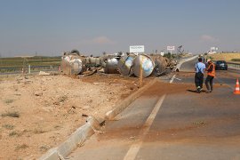 Karaman’da süt tankeri devrildi:1 ölü