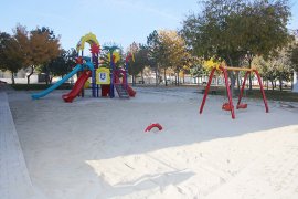 Belediye Oyun Parklarının Zeminine Kum Seriyor