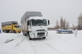 Karaman’da kar yağışı ve tip hayatı olumsuz etkiliyor