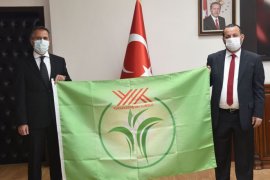 Rektör Akgül, Bayrakları Sahiplerine Teslim Etti