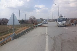 Karaman'da PTS direğine çarpan tır yan yattı: 1 yaralı