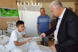 Başkan Çağlayan Hastanede Yatan  Minikleri  Ziyaret Etti