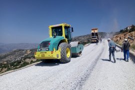 Karaman’da köy yollarında asfaltlama çalışmaları sürüyor