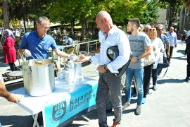 Karaman Belediyesi Vatandaşlara Aşure Dağıttı