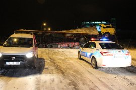 Karaman-Konya yolu devrilen tır nedeniyle ulaşıma kapandı