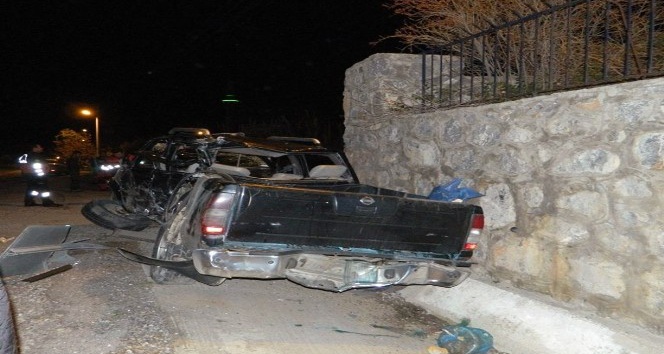 Mersin’de yolcu otobüsü ile kamyonet çarpıştı: 1 ölü, 2 yaralı