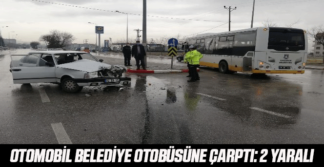 Otomobil belediye otobüsüne çarptı: 2 yaralı