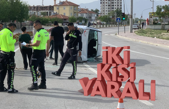 Karaman’da hafif ticari araçlar çarpıştı: 2 yaralı